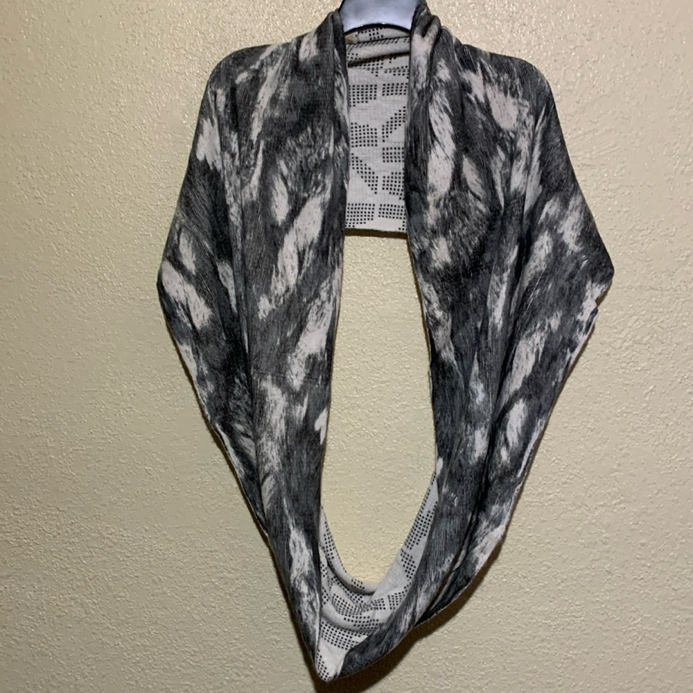 Michael Kors Infinity Scarf Cream Gray Logo SOFT 100% Acrylic